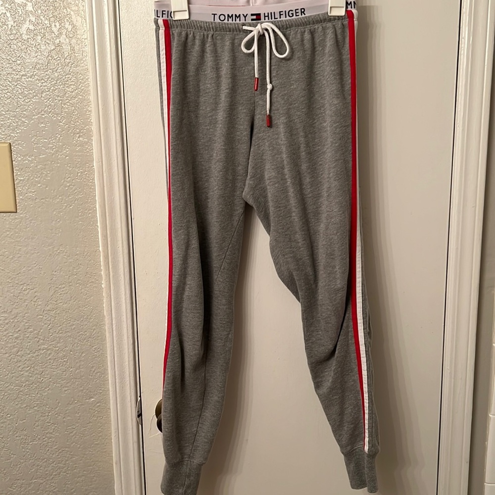 Very good condition Tommy Hilfiger women’s jogger color in Grey size XS